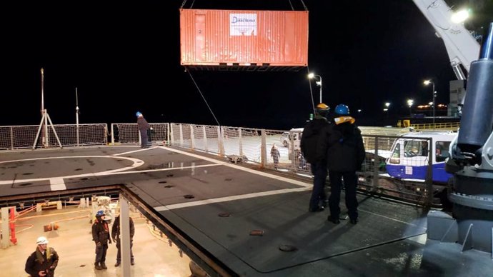 La embarcación de la Armada preparada para salir del Puerto Natales