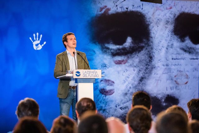 El presidente del PP, Pablo Casado, participa en la 'Escuela Miguel Ángel Blanco' que organiza Nuevas Generaciones en Vitoria.