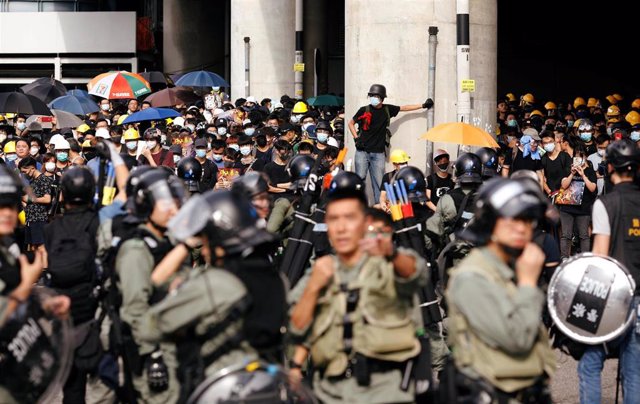 Manifestantes en Hong Kong marchan hacia la localidad de Yuen Long