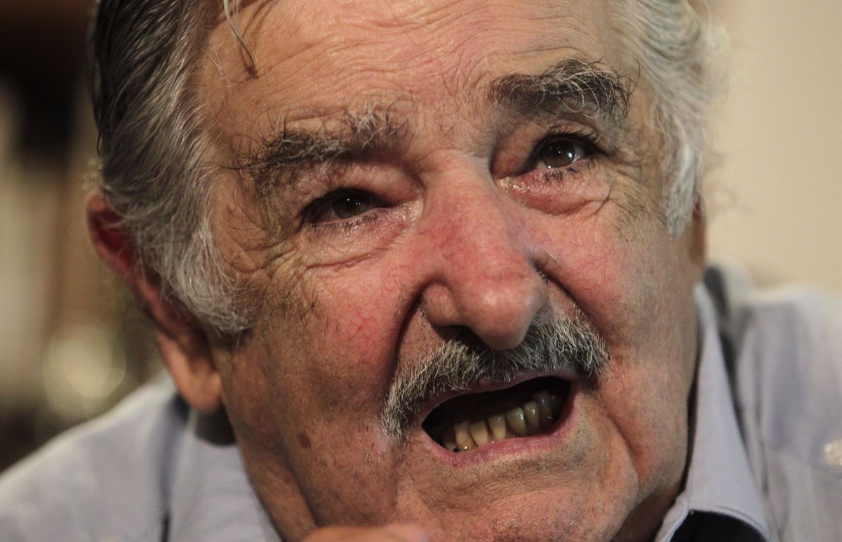 Los cucharones de Mujica  Atroz con leche