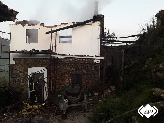 Incendio urbano en una vivienda en Cangas de Onís.
