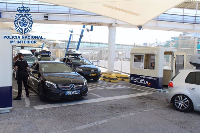 Control de vehículos y pasajeros en el puerto de Almería