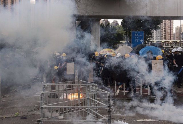 27 July 2019, China, Hong Kong: Police fire tear gas containers against demonstrators during clashes following an anti government protest against the controversial extradition bill since early June. Photo: Miguel Candela/SOPA Images via ZUMA Wire/dpa