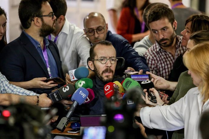 El todavía secretario general de Organización del Partido, Pablo Echenique,  interviene en la reunión del Consejo Ciudadano Estatal de Podemos en el Círculo de Bellas Artes de Madrid.