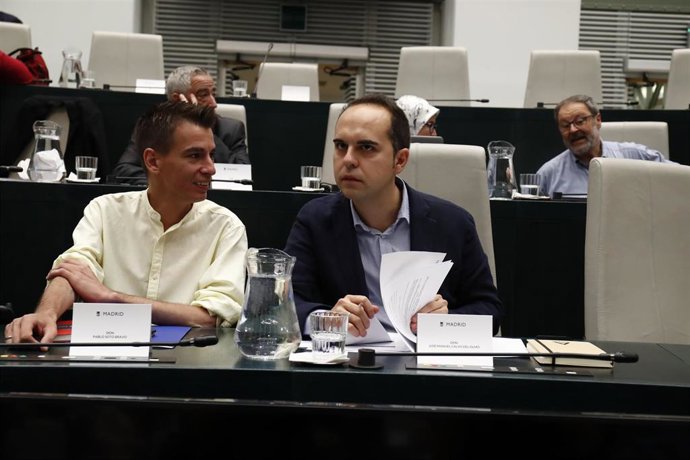 El concejal de Más Madrid Pablo Soto y el portavoz de Desarrollo Urbano, José Manuel Calvo, durante un pleno en el Ayuntamiento donde se debate la aprobación provisional del proyecto Madrid Nuevo Norte.