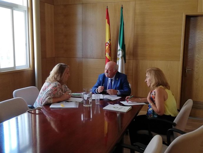 El consejero de Salud y Familias, Jesús Aguirre, reunido con la Fundación Luzon