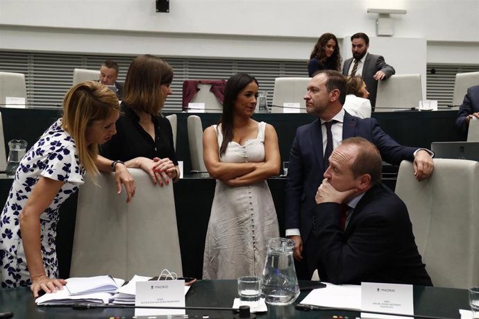 La vicealcaldesa de Madrid, Begoña Villacís (centro de la imagen) junto con su concejal de Desarrollo Urbano, Mariano Fuentes (a su lado de pie) en el pleno de hoy.