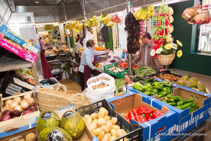 Imagen de archivo de un cliente haciendo sus compras en el Mercado de Santa Florentina de Cartagena