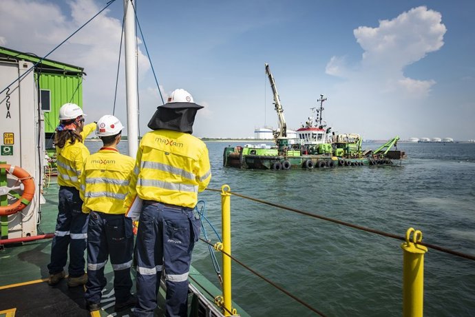 Técnicos de Maxam operando