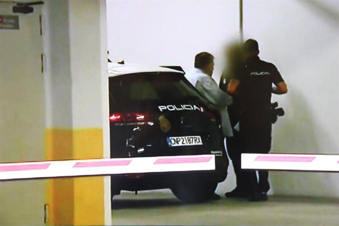 El empresario Evaristo González, acusado del asesinato de Carlos Machín, entra en los juzgados en compañía de la Policía Nacional