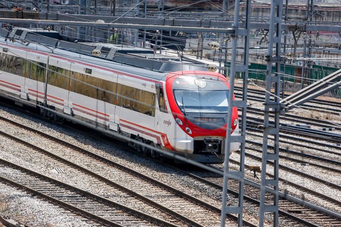 Un tren de renfe en les andanes de l'estació de Porta d'Atocha durant l'atur de 24 hores convocat pel sindicat CCOO en el grup Renfe que ha obligat l'operadora ferroviria a suspendre la circulació de 320 trens de passatgers dels 990 pr