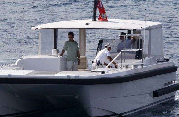 Orlando Bloom se relaja durante un paseo en yate