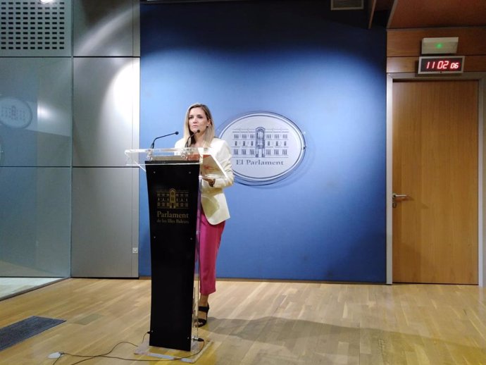 La diputada de Ciudadanos en el Parlament Balear en una rueda de prensa