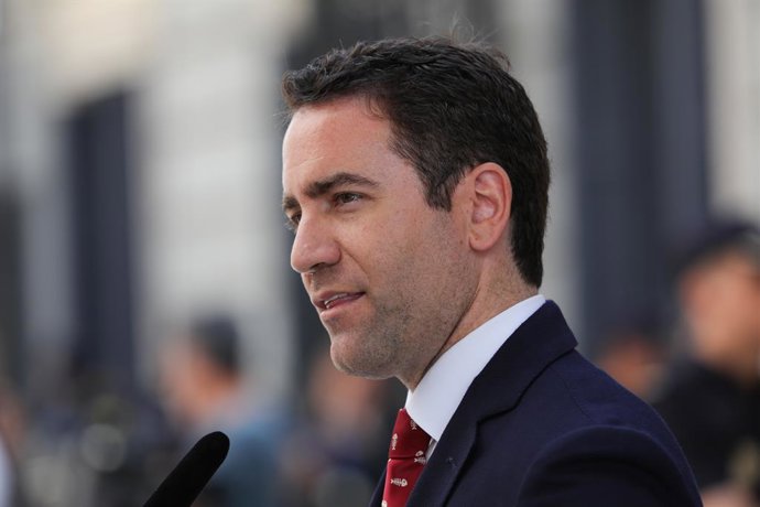 El secretari general del PP, Teodoro García Egea, ofereix declaracions als mitjans de comunicació moments abans de la segona votació per a la investidura del candidat socialista a la Presidncia del Govern.