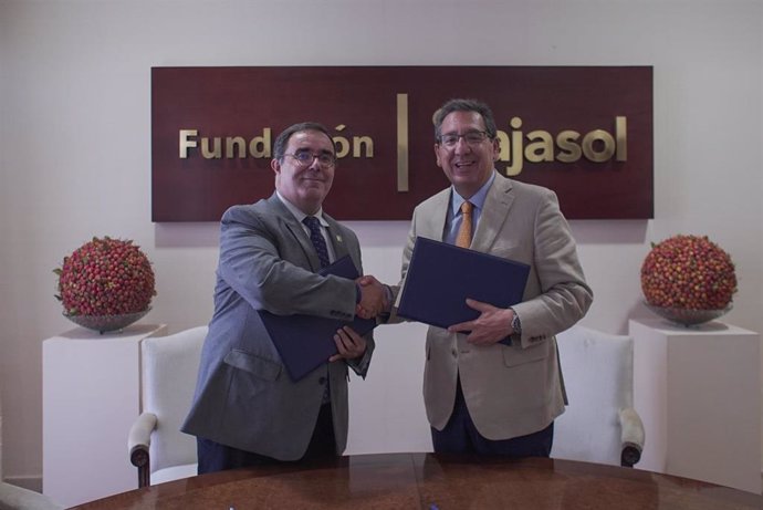 Antono Pulido, presidente de Fundación Cajasol, y Vicente Guzmán, presidente de la Fundación UPO.