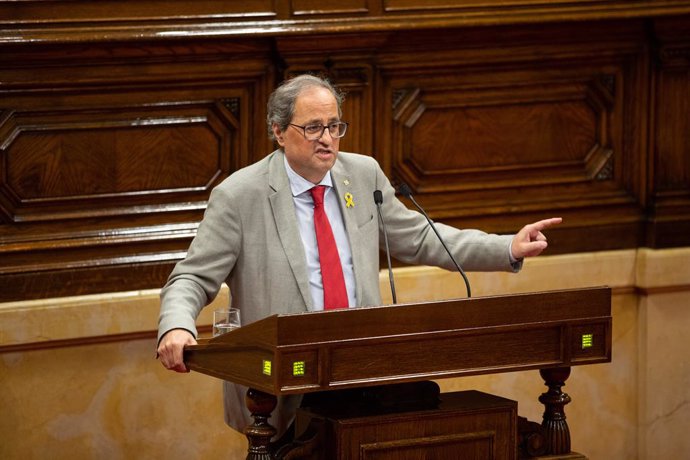 El president de la Generalitat de Catalunya, Quim Torra, intervé des de la tribuna en una sessió al parlament catal.