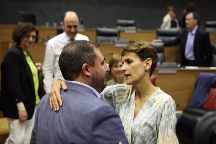 La secretaria general del PSN, María Chivite, abraza a Unai Hualde (Geroa Bai), presidente del Parlamento de Navarra gracias a los votos de su partido.