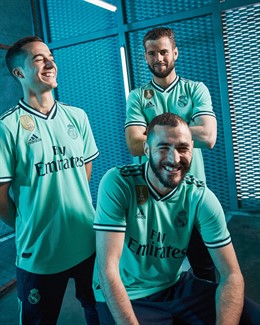 Karim Benzema, Nacho Fernández y Lucas Vázquez con la tercera equipación del Real Madrid 2019-20