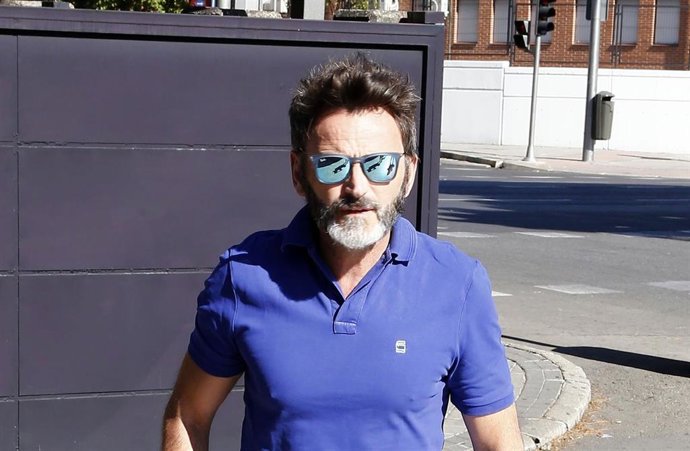 Fernando Tejero en el tanatorio de Eduardo Gómez