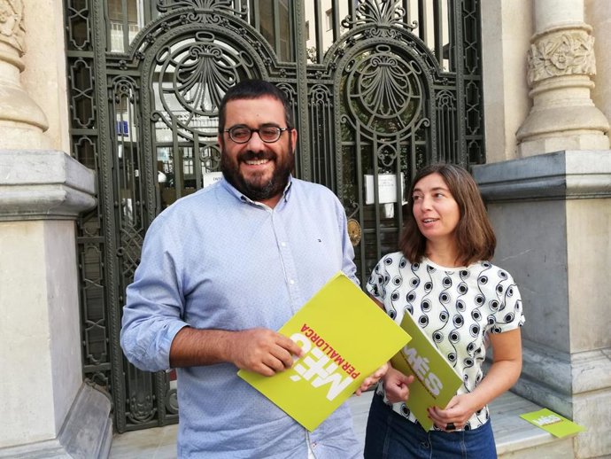 El senador de MÉS per Mallorca, Vicen Vidal, i la regidora de MÉS per Palma, Neus Truyol, davant del Parlament
