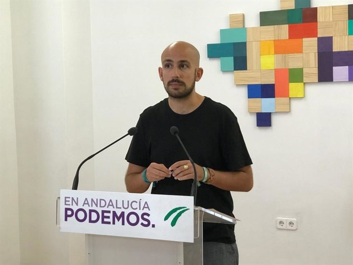 El responsable de la Secretaría Política y de Comunicación de Podemos Andalucía, Pablo Pérez Ganfornina, en rueda de prensa