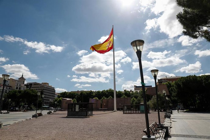 Plaza de Colón de Madrid, con la bandera de España en el centro.