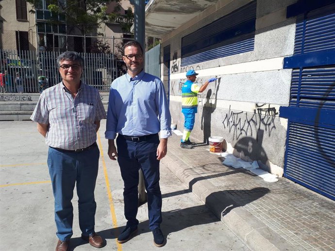 El alcalde de Palma, José Hila, junto al regidor de Medio Ambiente y Bienestar Animal y presidente de Emaya, Ramon Perpiny, presentan el plan de choque del Ayuntamiento de Palma contra las pintadas vandálicas.