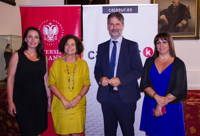 La UGR firma dos convenios con Cajasur