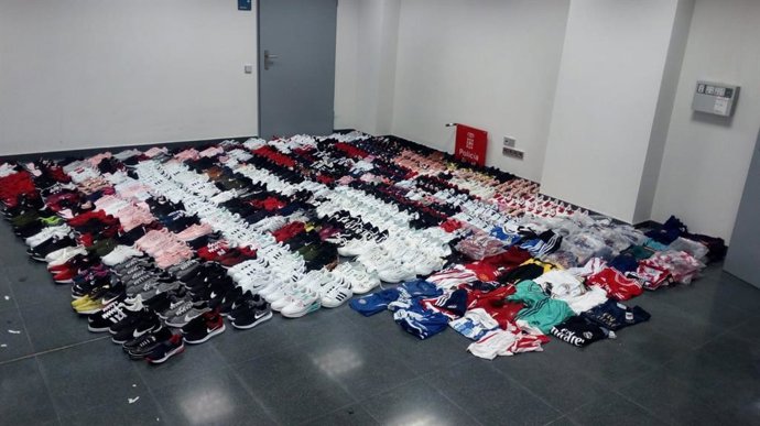 Ropa falsificada intervenida por la Policía Foral en un control cerca de San Adrián.