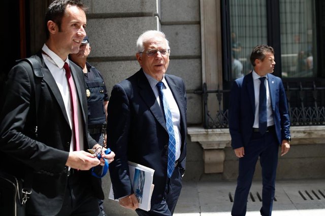 El ministro de Asuntos Exteriores y UE en funciones, Josep Borrell, a la salida de la sesión de la primera investidura fallida del candidato socialista a la Presidencia del Gobierno.