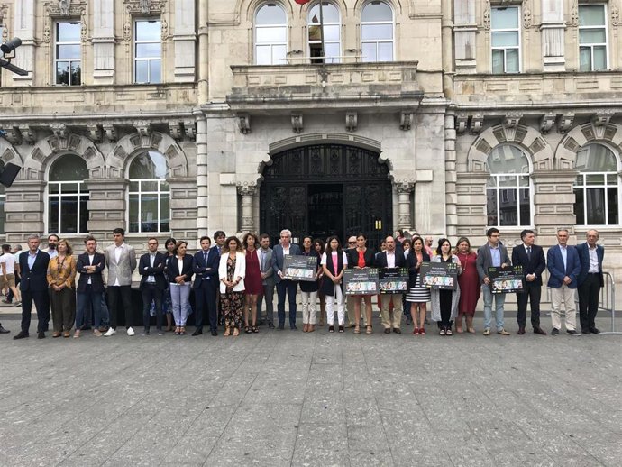 Nota De Prensa Y Foto Minuto De Silencio Por La Mujer Y El Menor Asesinados En Barcelona Y Murcia