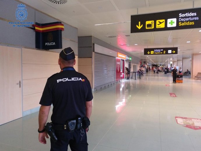Policía Nacional en el aeropuerto de Ibiza