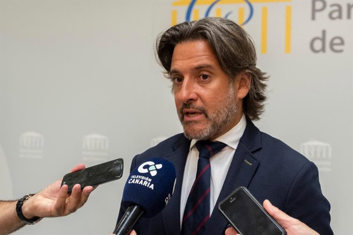 El presidente del Parlamento, Gustavo Matos, atiende a los medios de comunicación tras la Junta de Portavoces