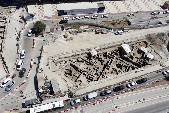 Arqueólogos avanzan en el entorno de la obra final del Metro de Málaga. Tras poco más de dos meses de trabajos en el tajo de la Avenida de Andalucía, la ocupación de la excavación se agranda, sacando a la luz nuevas evidencias de la Málaga musulmana del