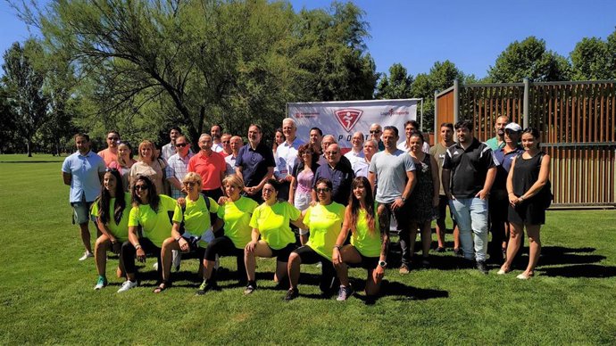 El alcalde de Logroño, Pablo Hermoso de Mendoza, y el concejal de Deportes, Ruben Antoñanzas, durante la presentación del programa de Logroño Deporte en el Complejo Deportivo de Las Norias