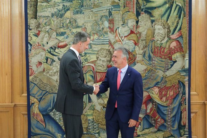 El Rey Felipe VI recibe en el Palacio de la Zarzuela al presidente del Gobierno de Canarias, Ángel Victor Torres.