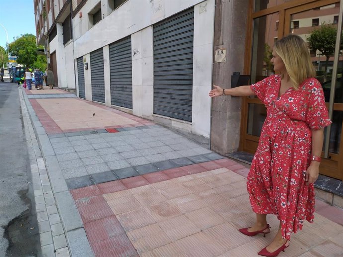 La alcaldesa, Amaia del Campo, visita las obras realizadasd para eliminar barreras arquitectónicas en Munoa.