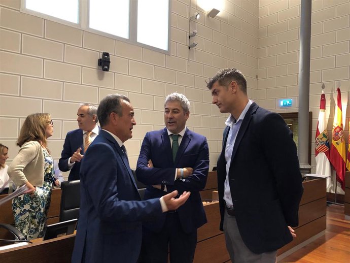 El presidente de la DPZ, Juan Antonio Sánchez Quero, junto a los portavoces de los grupos de PP, Francisco Artajona, y Cs, Conrado Gayán.