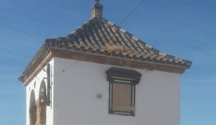 Denucnian el robo de un retablo de cerámica de la virgen de la Macarena de un edificio municipal de Alcalá