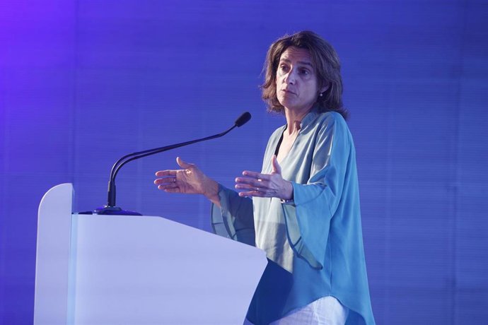 La ministra para la Transición Ecológica en funciones, Teresa Ribera, durante su intervención en la jornada sobre 'Los retos del coche eléctrico' en el Auditorio Casa del Lector del Matadero de Madrid.