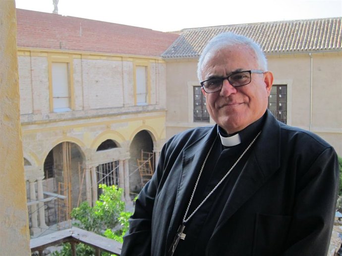 Demetrio Fernández ante el Patio de Carruajes del Palacio Episcopal, en una imagen de archivo.