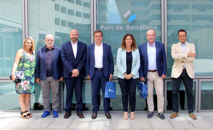 El president del Port de Bilbao Ricardo Barkala amb la presidenta del Port de Barcelona Merc Conesa i altres membres.