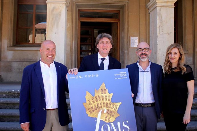 Aceña (I, Martínez con el cartel del Otoño Musical, Ortga y Mar Sancho.