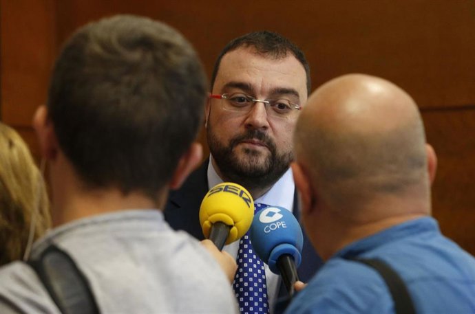 El presidente del Principado, Adrián Barbón, atiende a los medios en la sede de Presidencia.