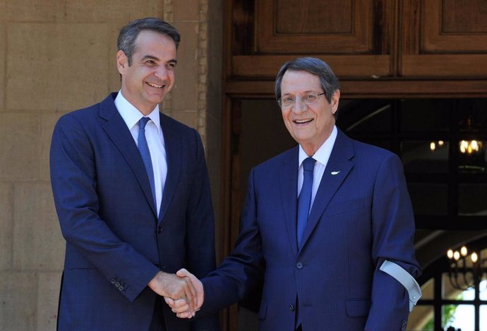 El primer ministro de Grecia, Kiriakos Mitsotakis, y el presidente chipriota, Nicos Anastasiades, en Nicosia