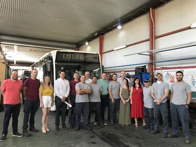 Los alumnos del programa  'SOIB 30 Formación y Ocupación' que ponen a punto los vehículos de la Policía Local y de la EMT de Palma.