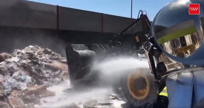 Seis intoxicados leves por humo al arder una tolva de papel junto a una nave industrial en Pinto.