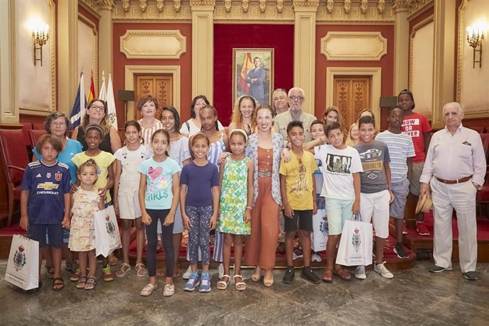 El Ayuntamiento de Santa Cruz de Tenerife recibe la visita de los niños y niñas saharauis que pasan sus vacaciones en la isla