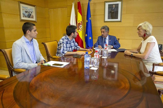 El presidente de Cantabria, Miguel Ángel Revilla, y la consejera de Educación, Formación Profesional y Turismo, Marina Lombó, al presidente de la Unión de Estudiantes de Cantabria, Álvaro Moreda