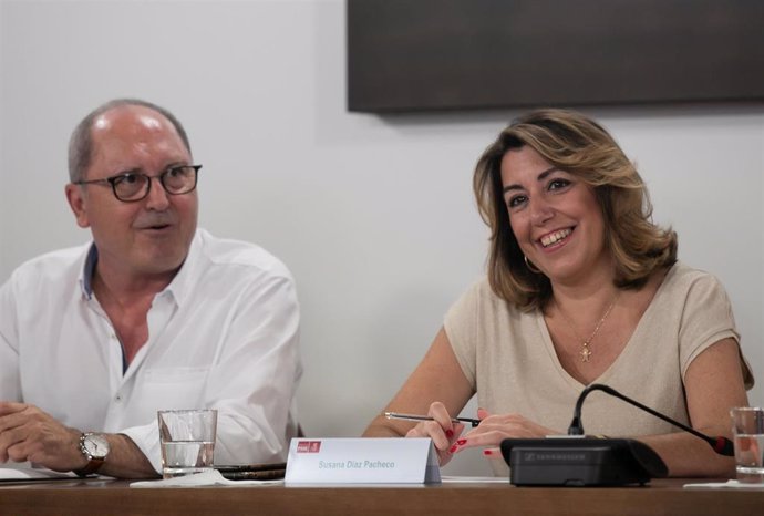 La secretaria general del PSOE-A, Susana Díaz, preside la reunión de la Comisión Ejecutiva Regional del PSOE-A (d) junto al secretario de Organización, Juan Cornejo (i).